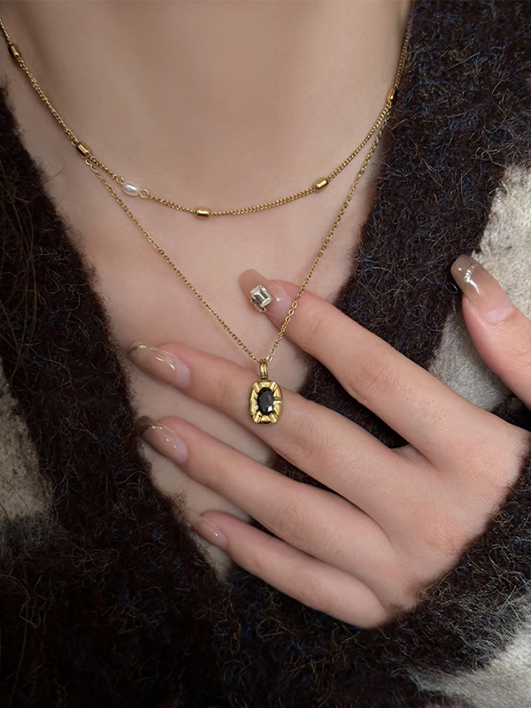 Collar con diseño apilado de perlas y colgante de circón negro