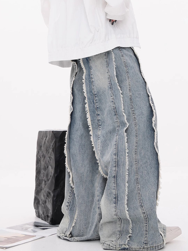 Jeans acampanados con diseño de borde sin rematar y perneras anchas