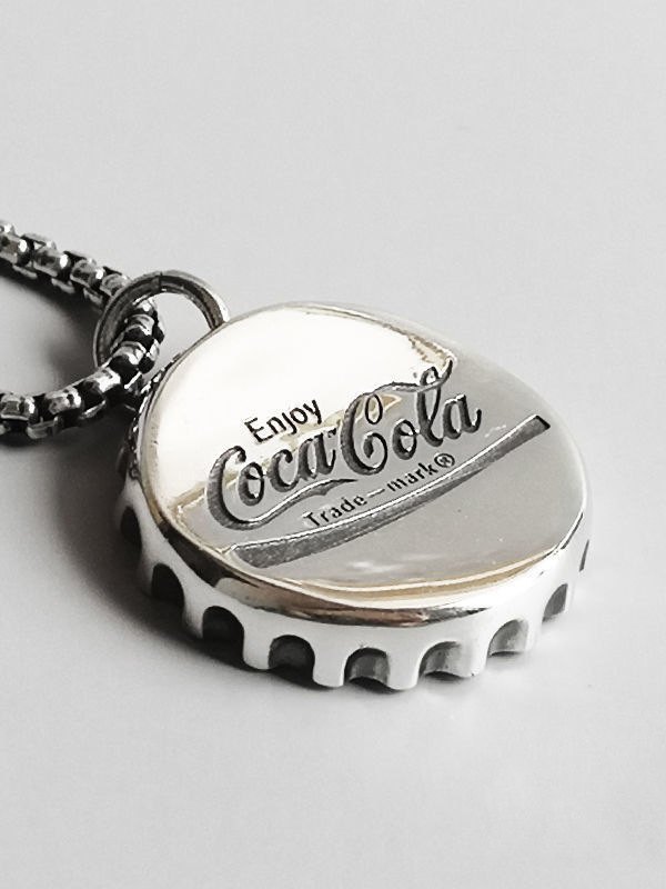 Collar con colgante de tapa de botella vintage
