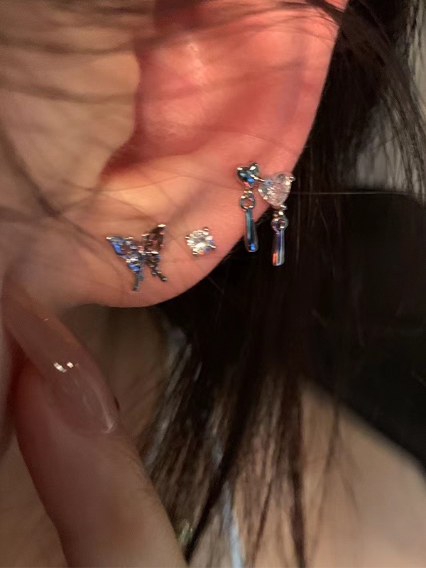 6 pendientes de tuerca con diamantes de corazón de mariposa brillante.